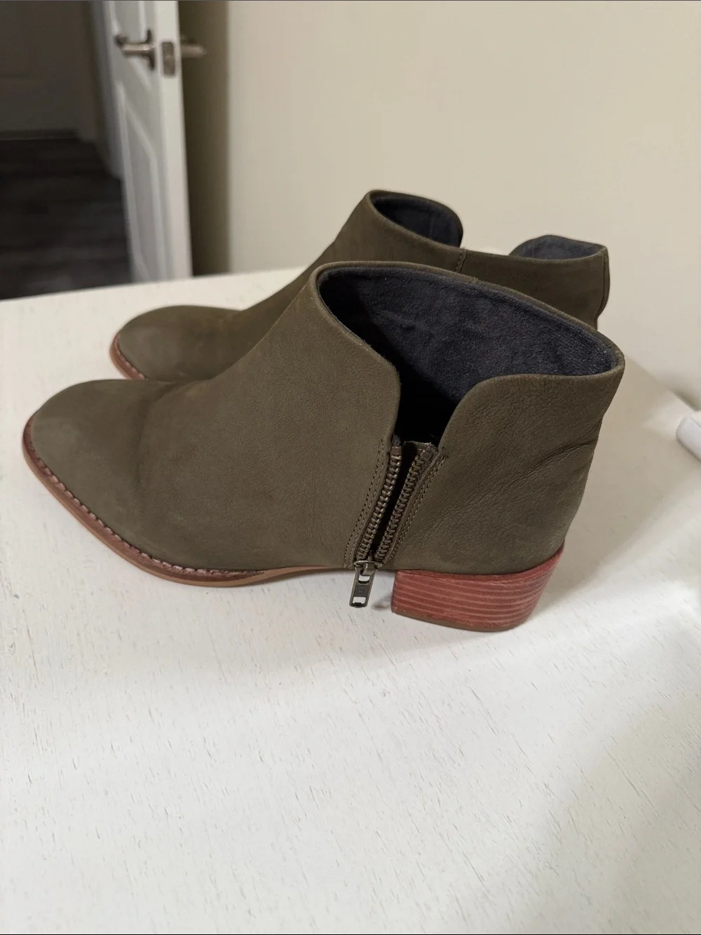 Seychelles Women’s Vocal Olive Green Suede Ankle Booties w/Side Zip / Size 7.5